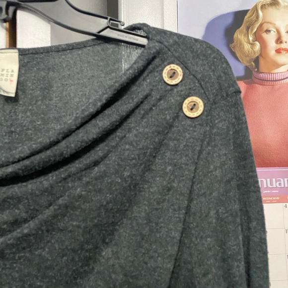 Top - Picture 2 of 3